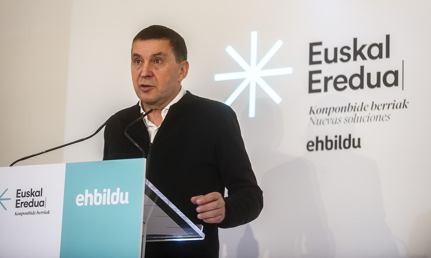 EH Bilduko koordinatzaile nagusi Arnaldo Otegi, atzo egindako agerraldian. JAIZKI FONTANEDA / FOKU. EH Bilduko koordinatzaile nagusi Arnaldo Otegi, atzo egindako agerraldian. JAIZKI FONTANEDA / FOKU.