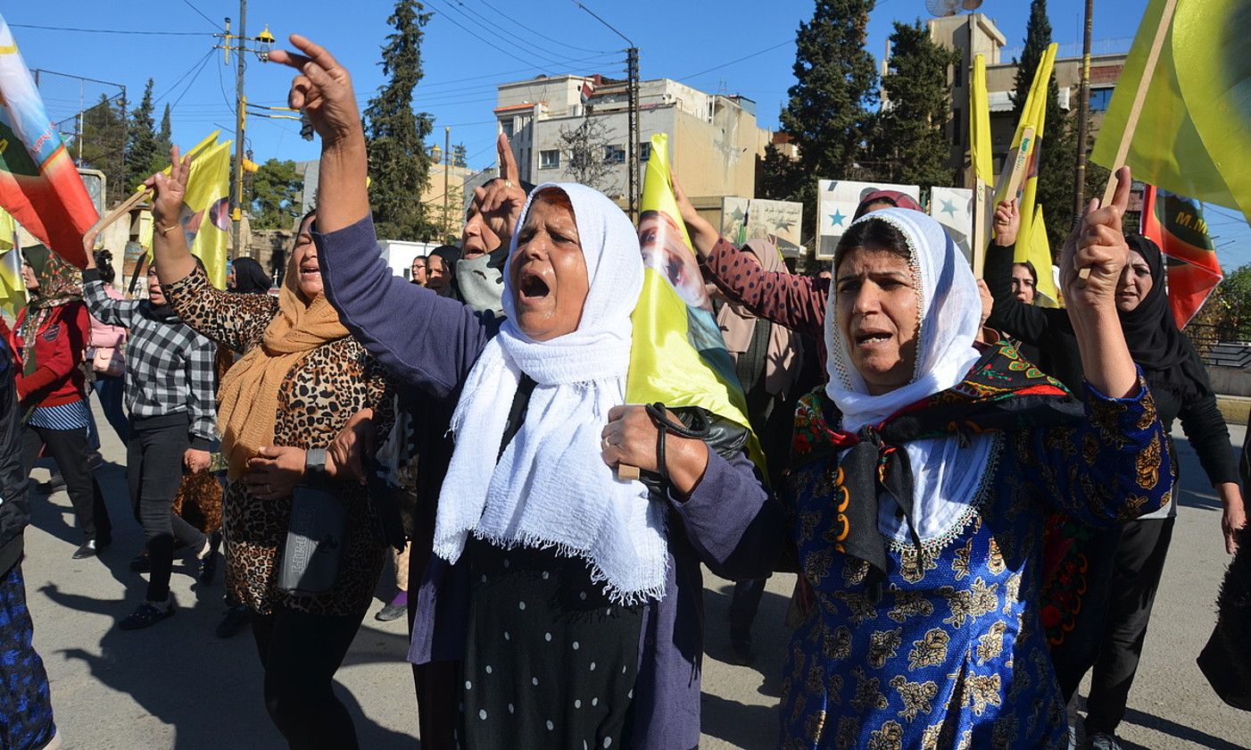 SDFen jarraitzaileak, joan den igandean, martxa batean, Qamishlin (Rojava). EFE.