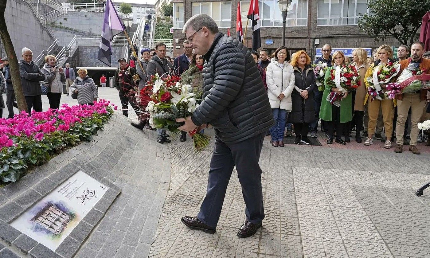 Juan Mari Aburto lore eskaintza egiten, atzo, Bilbon. BILBOKO UDALA. Juan Mari Aburto lore eskaintza egiten, atzo, Bilbon. BILBOKO UDALA.