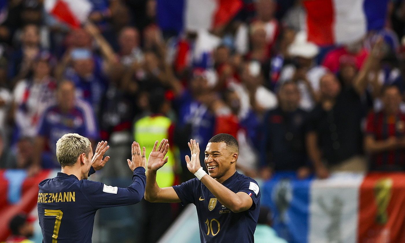 Antoine Griezmann eta Kylian Mbappe, Frantziaren atzoko partidako bi izarrak, irribarrez elkarri eskua ematen. JOSE SENA GOULAO / EFE. Antoine Griezmann eta Kylian Mbappe, Frantziaren atzoko partidako bi izarrak, irribarrez elkarri eskua ematen. JOSE SENA GOULAO / EFE.