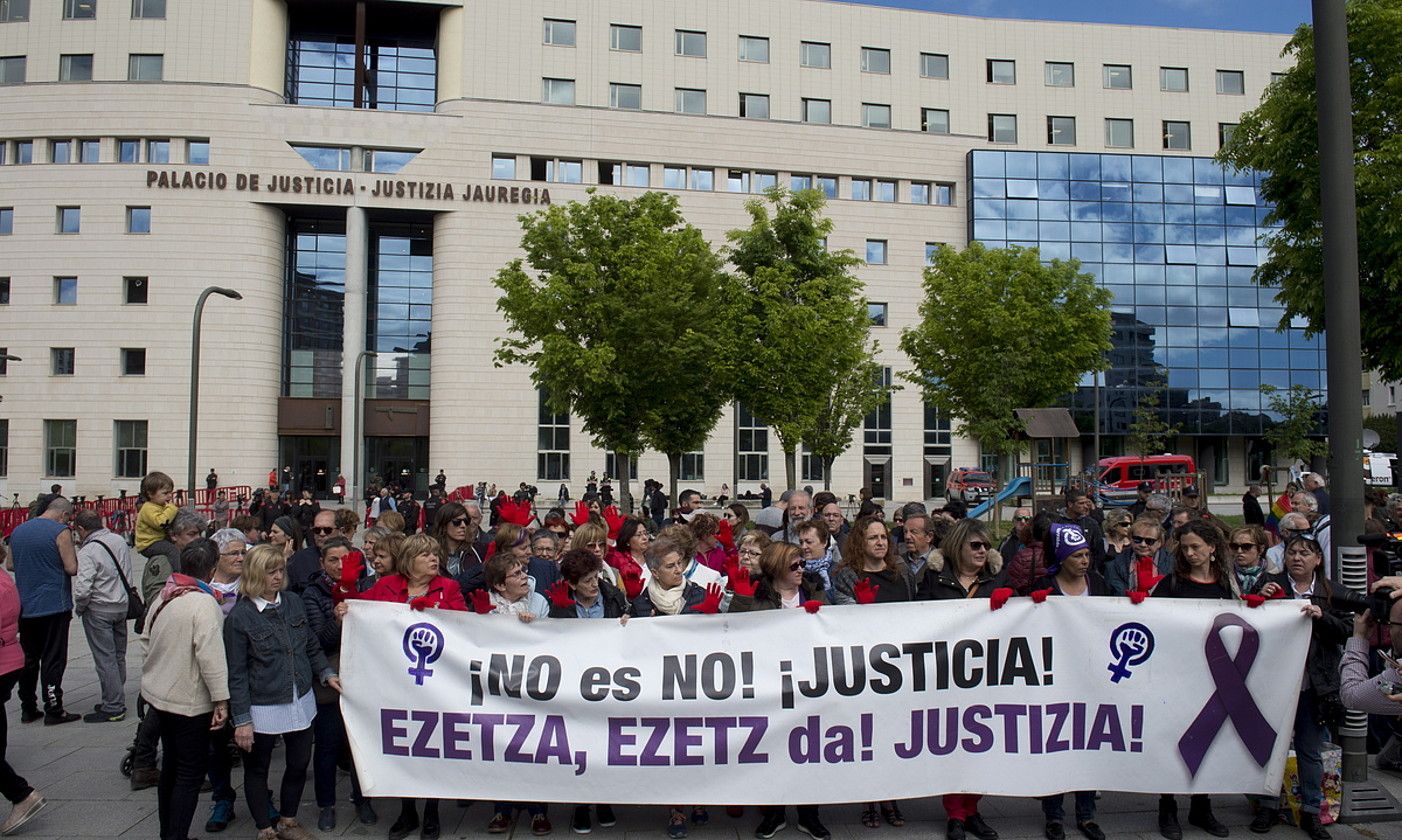 Indarkeria matxistaren aurkako protesta bat, Iruñean. IÑIGO URIZ / FOKU. Indarkeria matxistaren aurkako protesta bat, Iruñean. IÑIGO URIZ / FOKU.