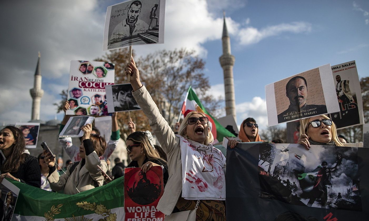 Irango emakumeen aldeko protesta bat, Istanbulen (Turkia), larunbatean. ERDEM SAHIN / EFE.