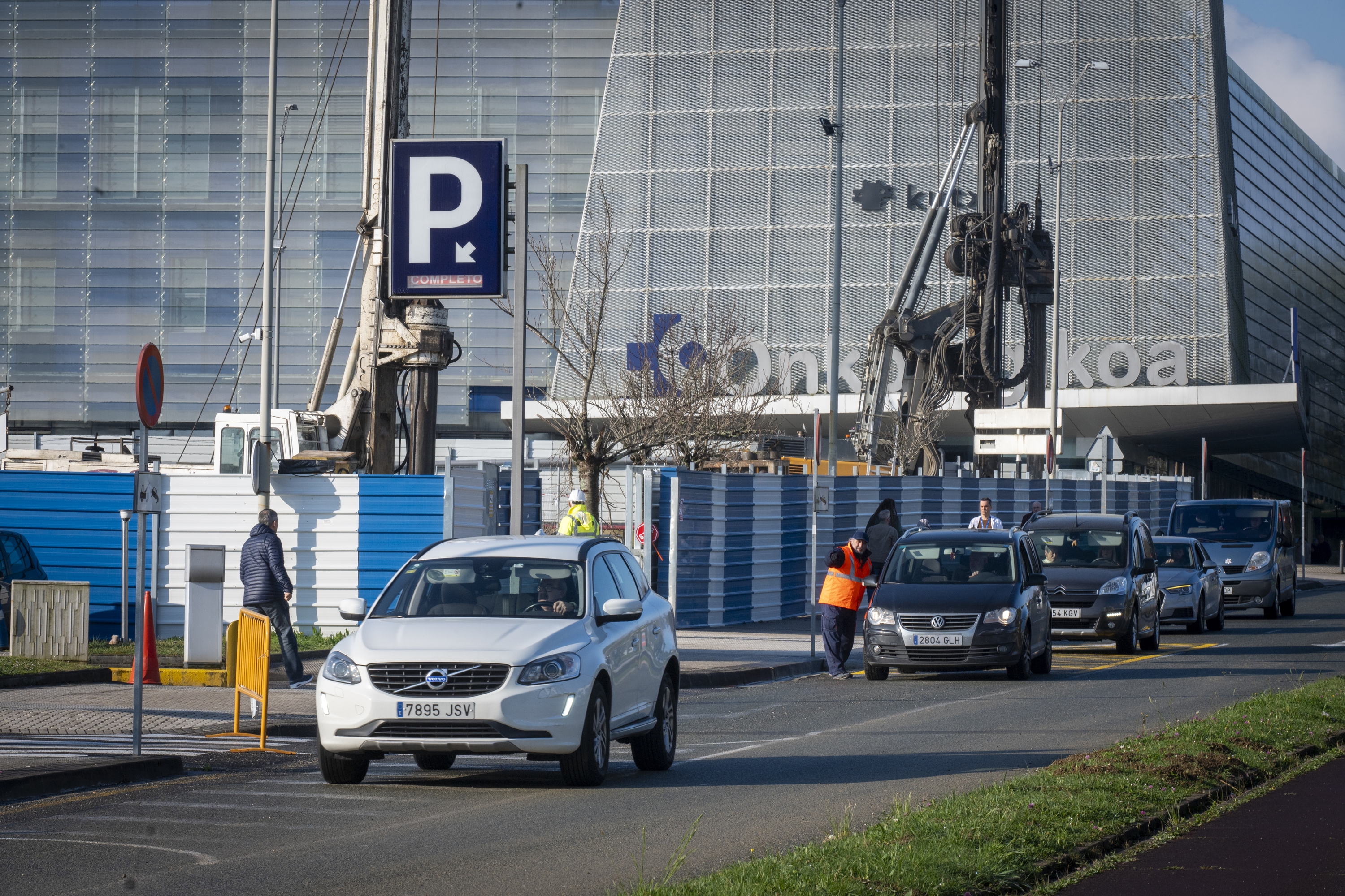 Autoak Donostia ospitalean aparkaleku bila. GORKA RUBIO / FOKU