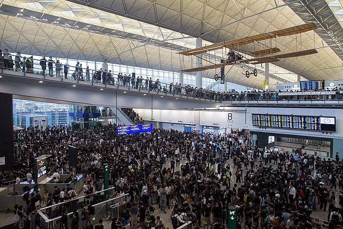 Manifestariak Hong Kongeko aireportuan, gaur. JEROME FAVRE, EFE