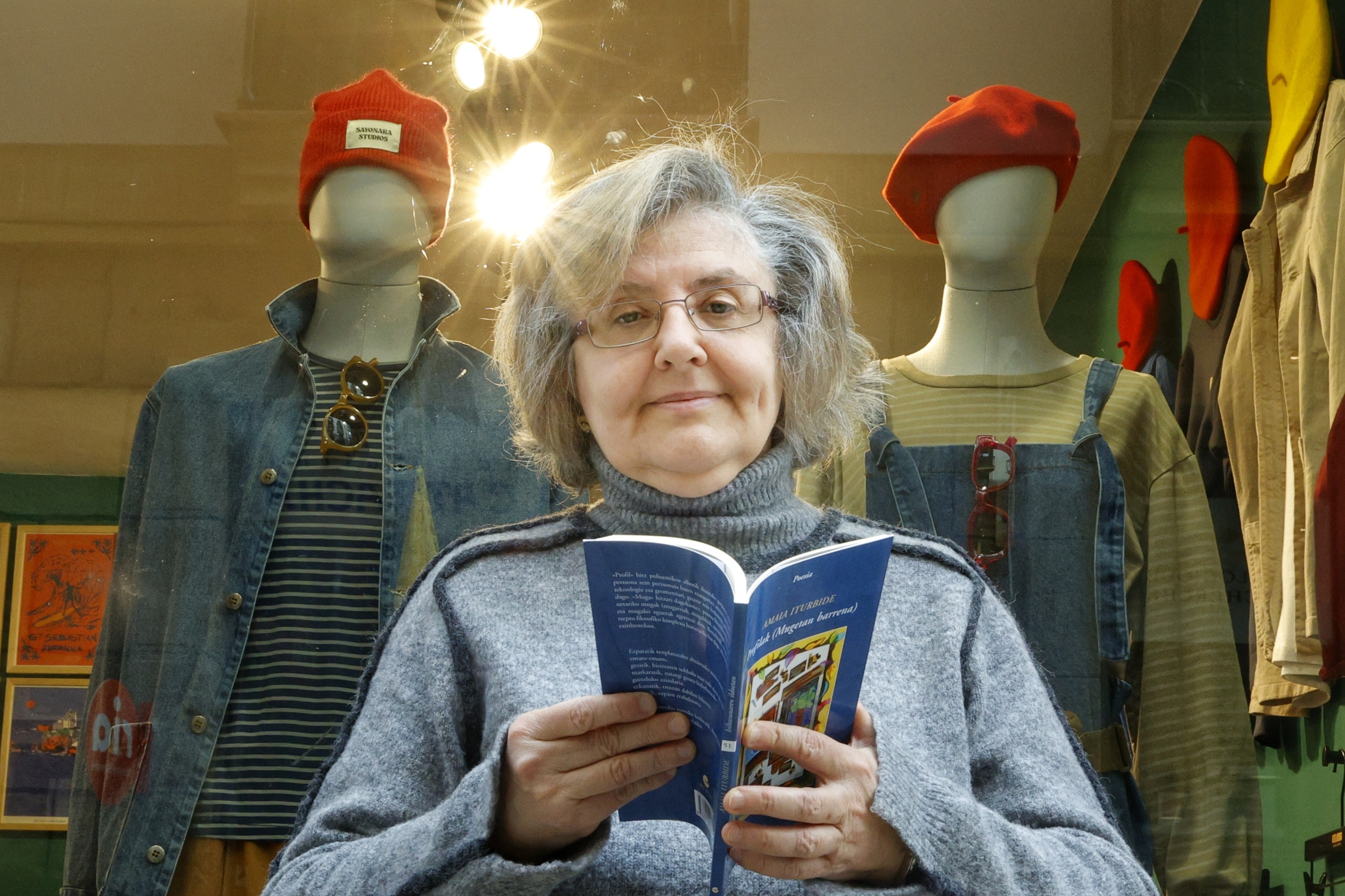 Amaia Iturbide idazlea, bere poema liburu berria esku artean duela, Donostian. MAIALEN ANDRES / FOKU
