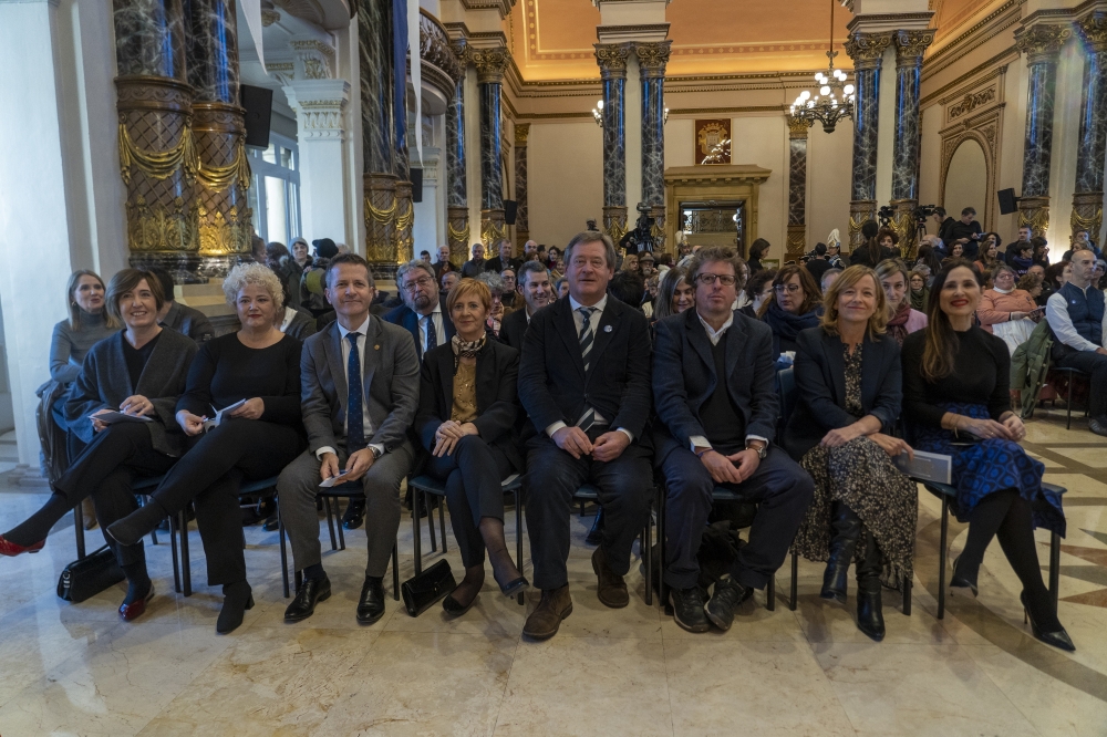 Hainbat agintari, Donostiako udaletxeko ekitaldi batean. Ziurrenik Elene Eizmendik esango zien non eseri. GORKA RUBIO / FOKU Hainbat agintari, Donostiako udaletxeko ekitaldi batean. Ziurrenik Elene Eizmendik esango zien non eseri. GORKA RUBIO / FOKU