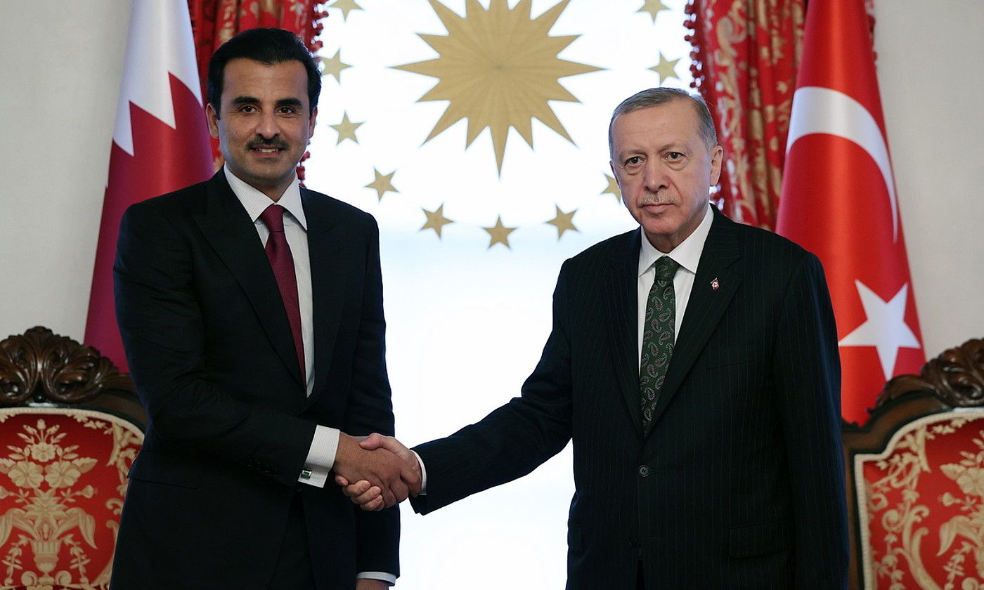 Tarmim Bin Hamad al-Thani Qatarko emirrak eta Tayyip Erdogan Turkiako presidenteak urrian egindako bilera. EFE. Tarmim Bin Hamad al-Thani Qatarko emirrak eta Tayyip Erdogan Turkiako presidenteak urrian egindako bilera. EFE.