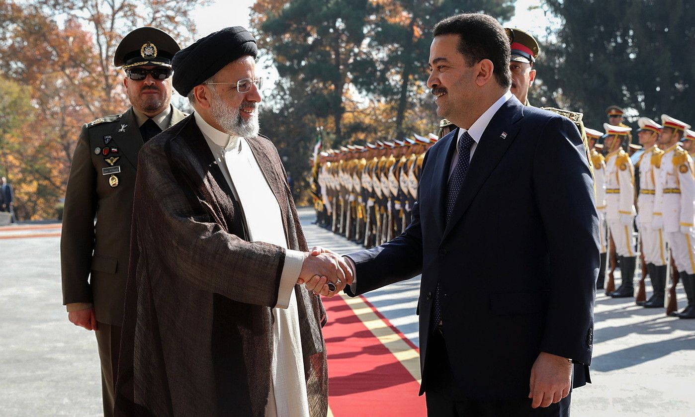 Raisi Irango presidentea eta Al-Sudani Irakeko lehen ministroa, atzo. EFE. Raisi Irango presidentea eta Al-Sudani Irakeko lehen ministroa, atzo. EFE.