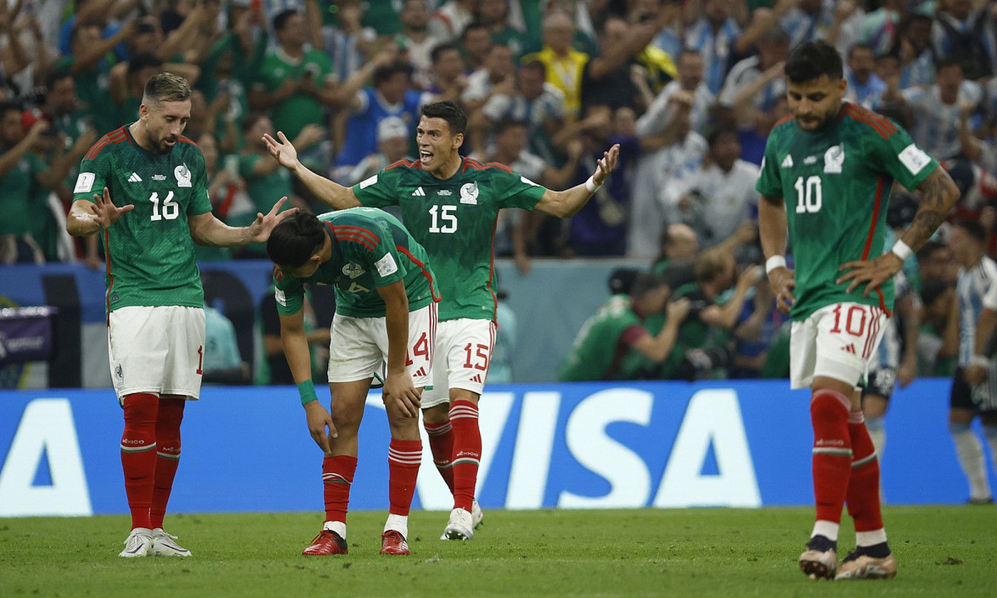 Mexikoko selekzioko jokalariak,igandean, Argentinaren aurkako partidan, gol bat sartu zietenean. JOSE MENDEZ / EFE.