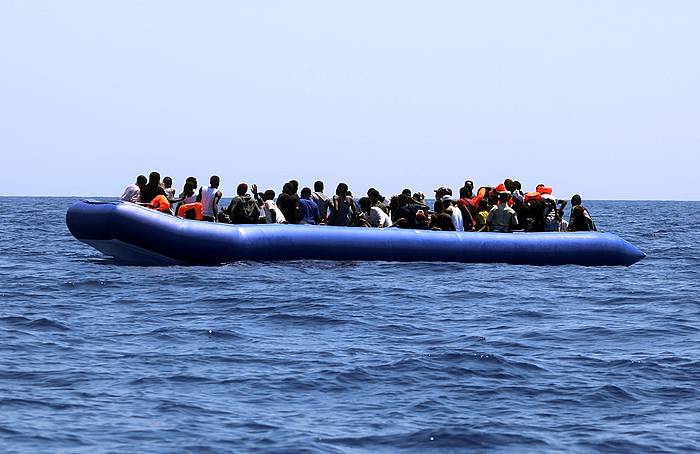 'Ocean Viking' ontziak astelehenean erreskatatu zituen 105 migratzaileak, Libiako kostaren barean, kautxuzko ontzi batean. HANNAH WALLACE BOWMAN, EFE