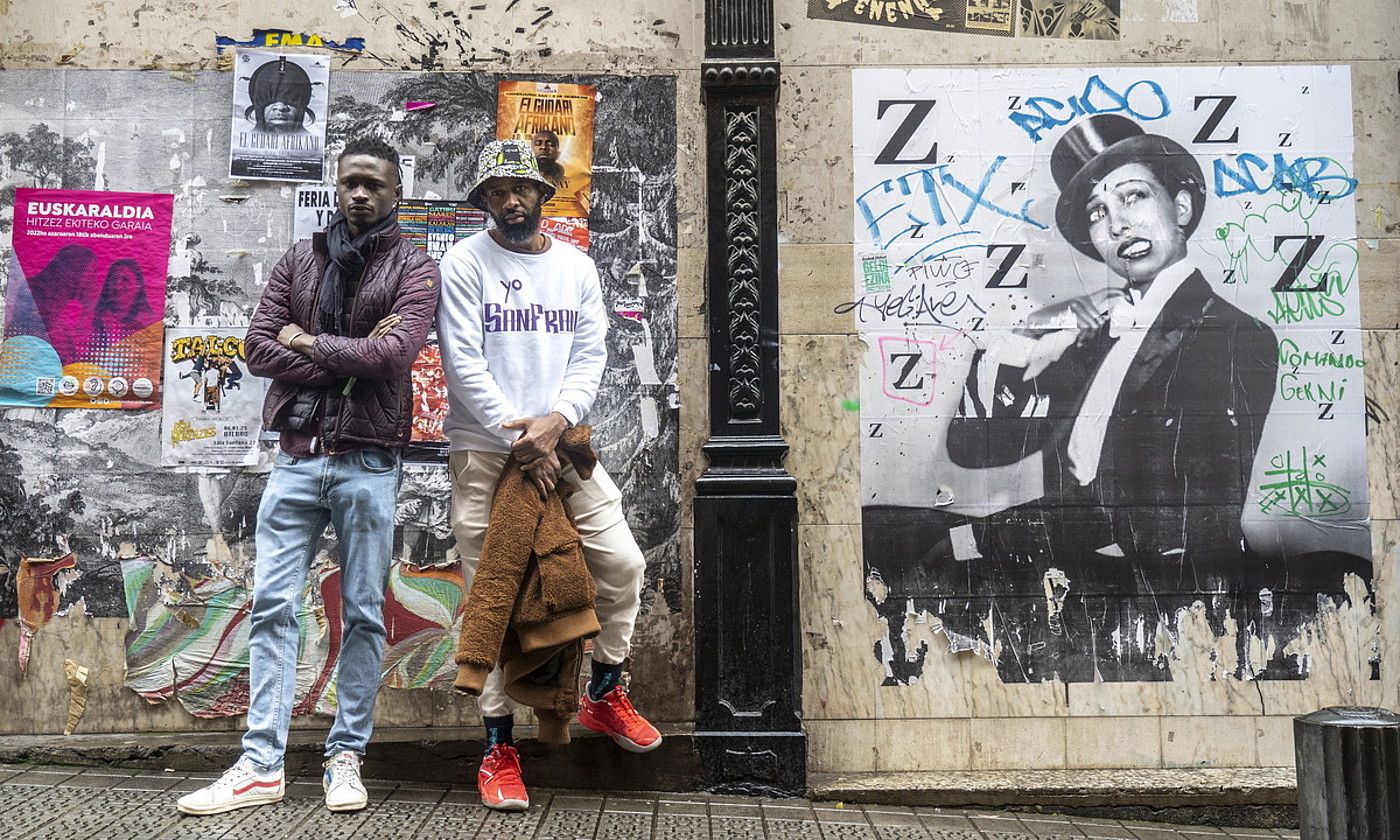 Ezkerretik, Denjah Man eta Betto Snay musikariak, Bilboko San Frantzisko auzoan. MARISOL RAMIREZ / FOKU. Ezkerretik, Denjah Man eta Betto Snay musikariak, Bilboko San Frantzisko auzoan. MARISOL RAMIREZ / FOKU.