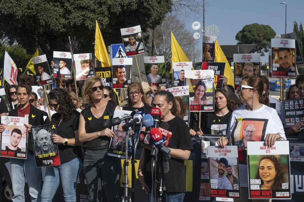 Su etena berrezartzea eskatzeko eta Shin Beteko burua kaleratu izana salatzeko egindako manifestazioa, gaur, Jerusalemen. ATEF SAFADI / EFE Su etena berrezartzea eskatzeko eta Shin Beteko burua kaleratu izana salatzeko egindako manifestazioa, gaur, Jerusalemen. ATEF SAFADI / EFE