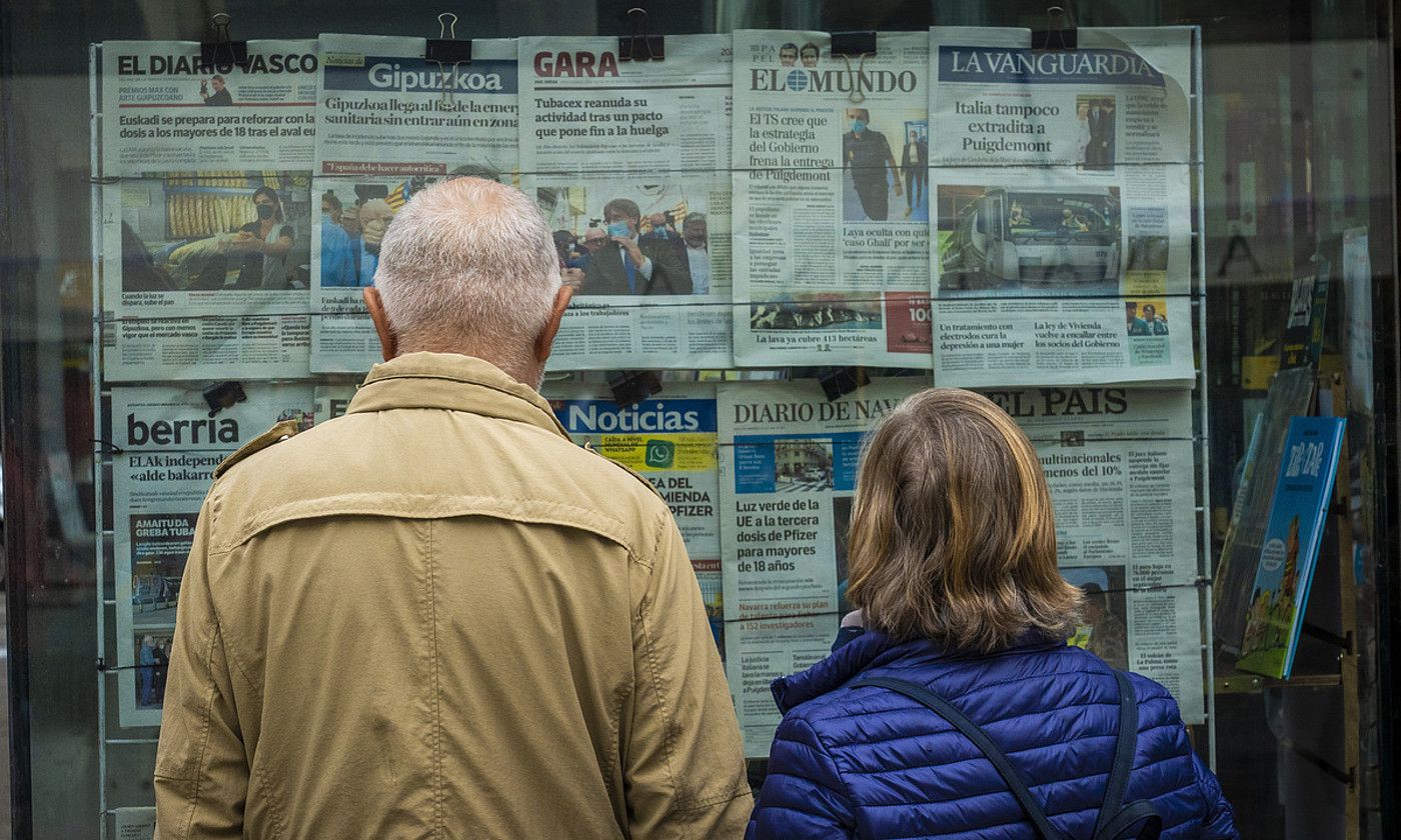 Egunkariak salgai Donostiako kiosko batean. GORKA RUBIO / FOKU.