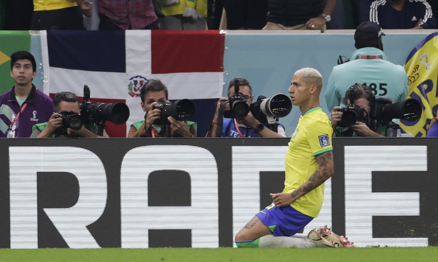 Richarlison de Andrade Brasilgo aurrelaria, Serbiari sartutako bi goletako bat ospatzen. ANTONIO LACERDA / EFE. Richarlison de Andrade Brasilgo aurrelaria, Serbiari sartutako bi goletako bat ospatzen. ANTONIO LACERDA / EFE.