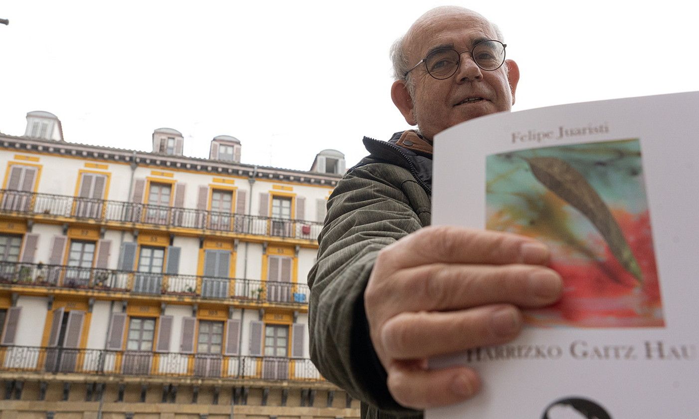 Felipe Juaristi idazlea, Harrizko gaitz hau poema liburu berria esku artean duela, Donostian, atzo, aurkezpena egin aurretik. JAGOBA MANTEROLA / FOKU.