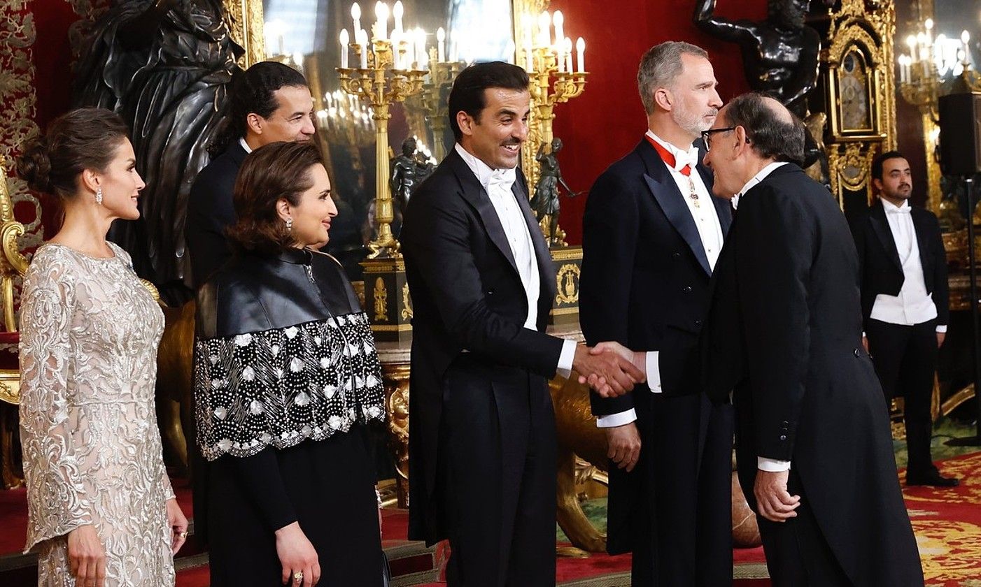 Ignacio Sanchez Galan Iberdrolako presidentea Qatarko emir Tamim bin Hamad al-Thanirekin, Espainiako Errege Jauregian. IBERDROLA.