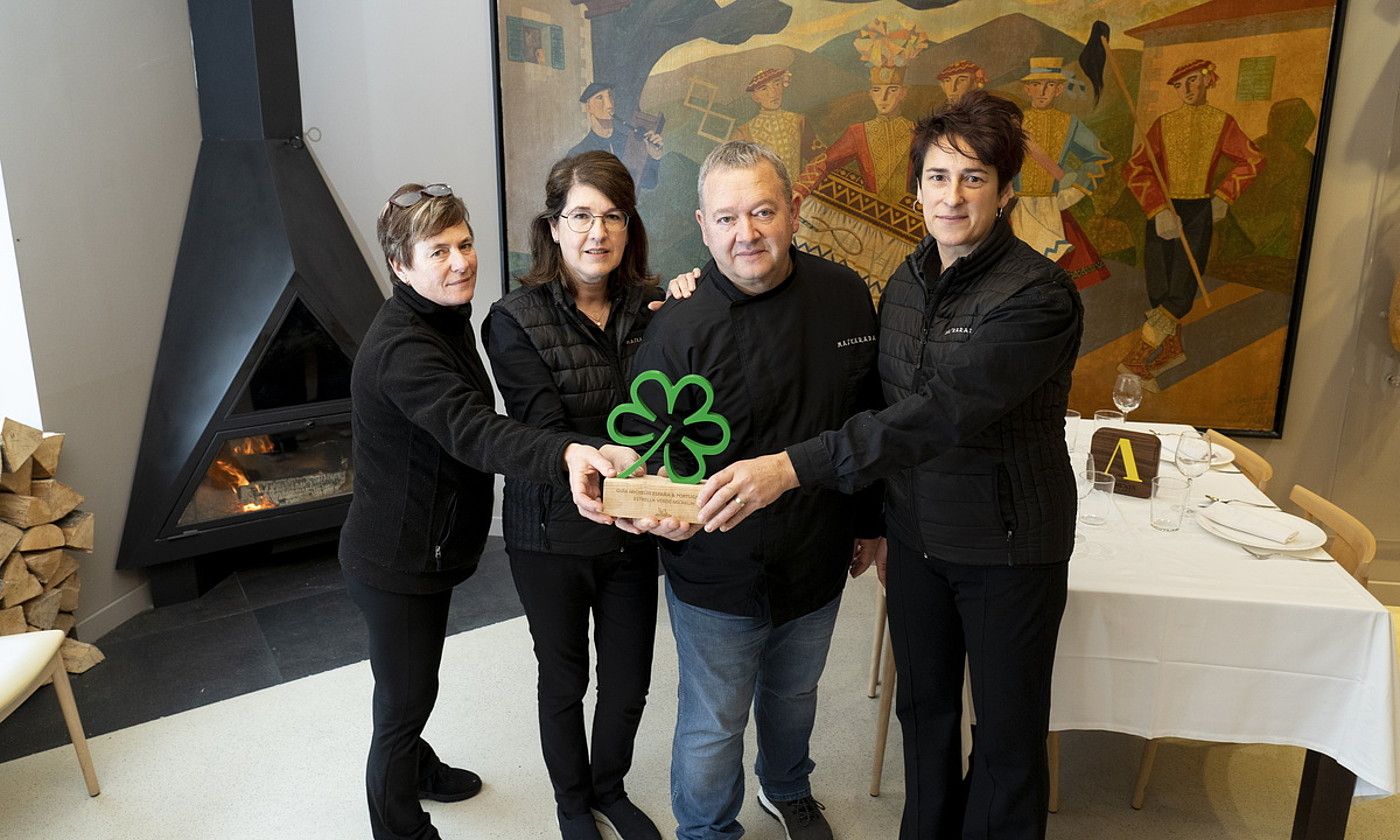 Jose Ignacio Jauregi —eskuinetik hasita bigarrena—, lankideekin, Michelin izar berdea esku artean dutela. IÑIGO URIZ / FOKU. Jose Ignacio Jauregi —eskuinetik hasita bigarrena—, lankideekin, Michelin izar berdea esku artean dutela. IÑIGO URIZ / FOKU.