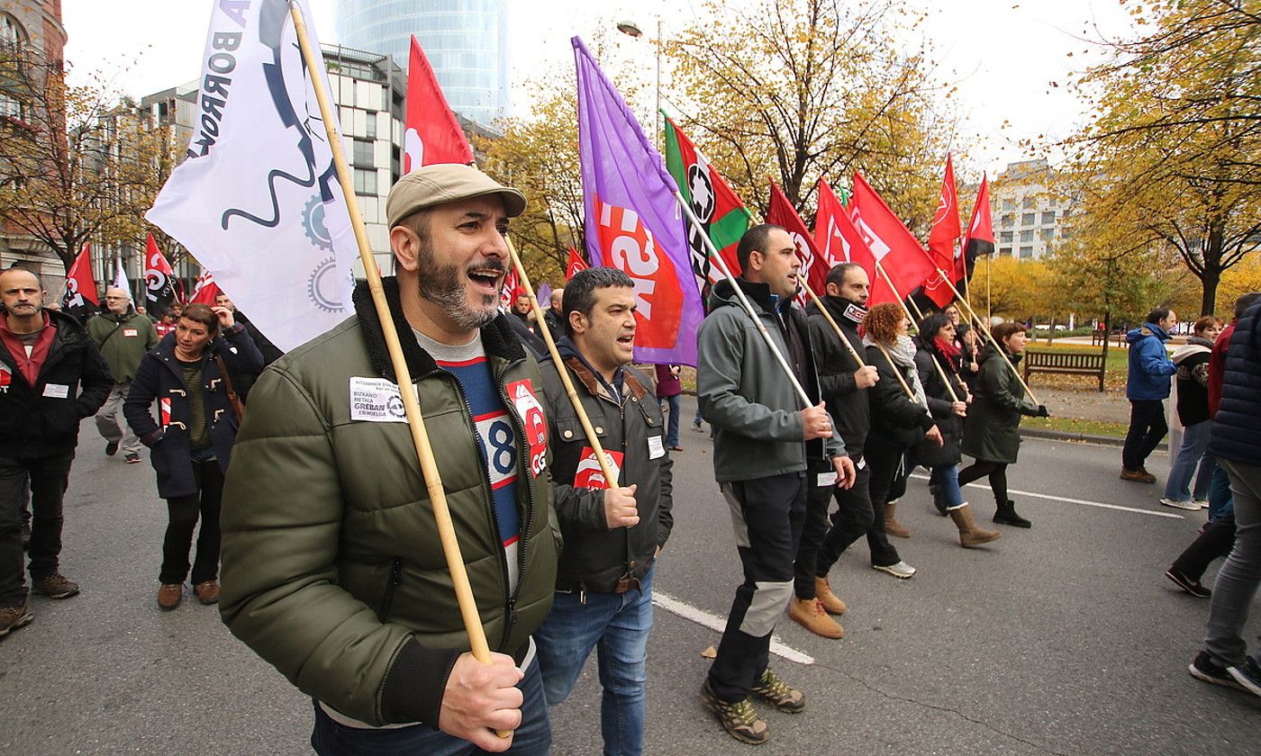 Sindikatuen banderak, atzo Bilbon eginiko manifestazioan. O. MATXIN EDESA / FOKU.