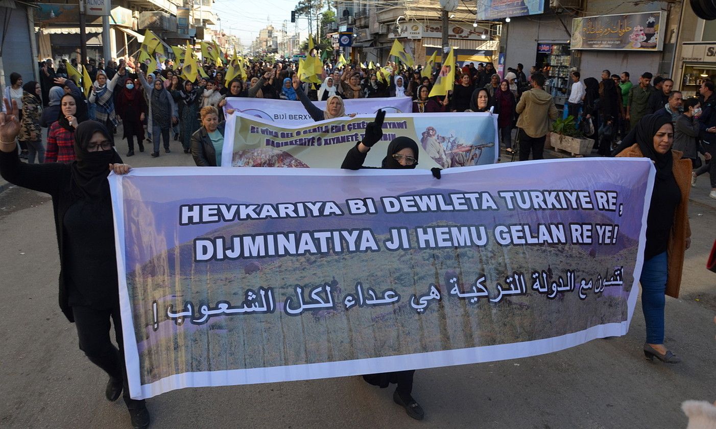 Turkiaren erasoaren aurkako manifestazio bat, azaroaren 20an, Qamixlin. EFE.