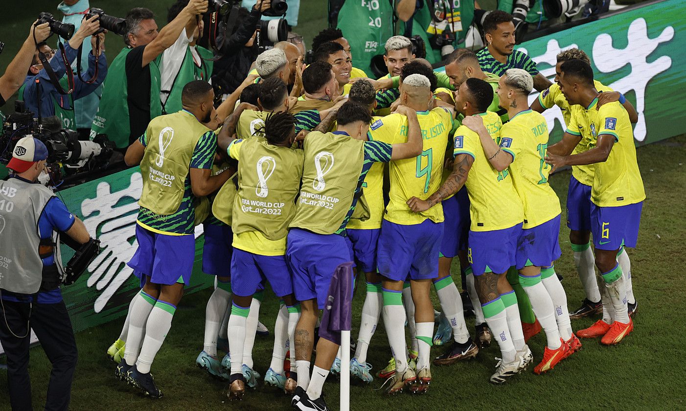 Brasilgo jokalariak, multzoen faseko bigarren jardunaldian Suitzari sartutako gola ospatzen. ALBERTO ESTEVE / EFE. Brasilgo jokalariak, multzoen faseko bigarren jardunaldian Suitzari sartutako gola ospatzen. ALBERTO ESTEVE / EFE.