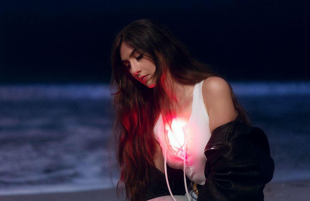 Titanic Rising diskoan abiatutako bidean segitzen du Weyes Blood-ek disko berrian. BERRIA.