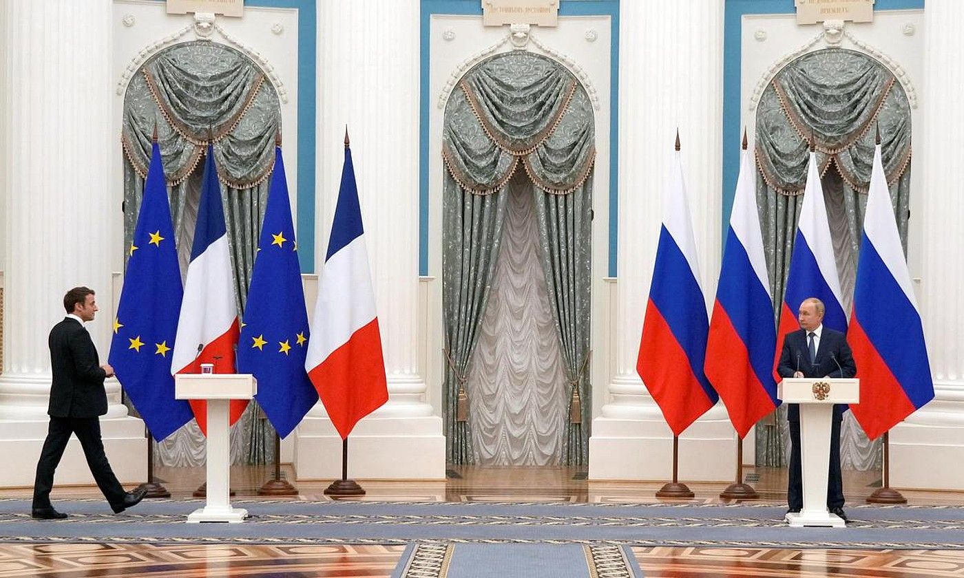 Macron eta Putin prentsaren aurrean, joan den otsailaren 7an Moskun egindako bileraren ondoren. EFE. Macron eta Putin prentsaren aurrean, joan den otsailaren 7an Moskun egindako bileraren ondoren. EFE.