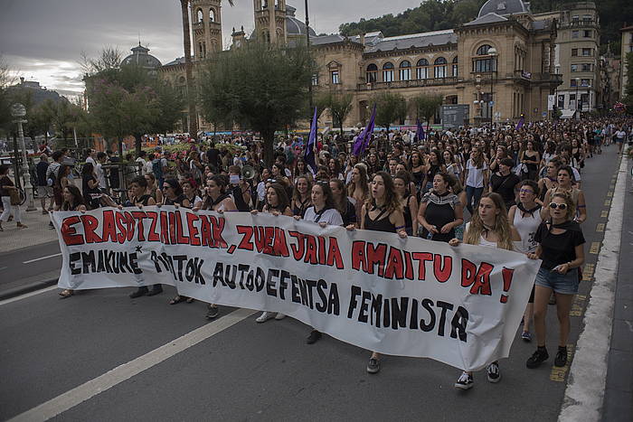 Donostiako Aste Nagusian atzo izan ziren sexu erasoen kontrako manifestazioa, gaur, Donostiako Alderdi Ederren. JUAN CARLOS RUIZ, FOKU