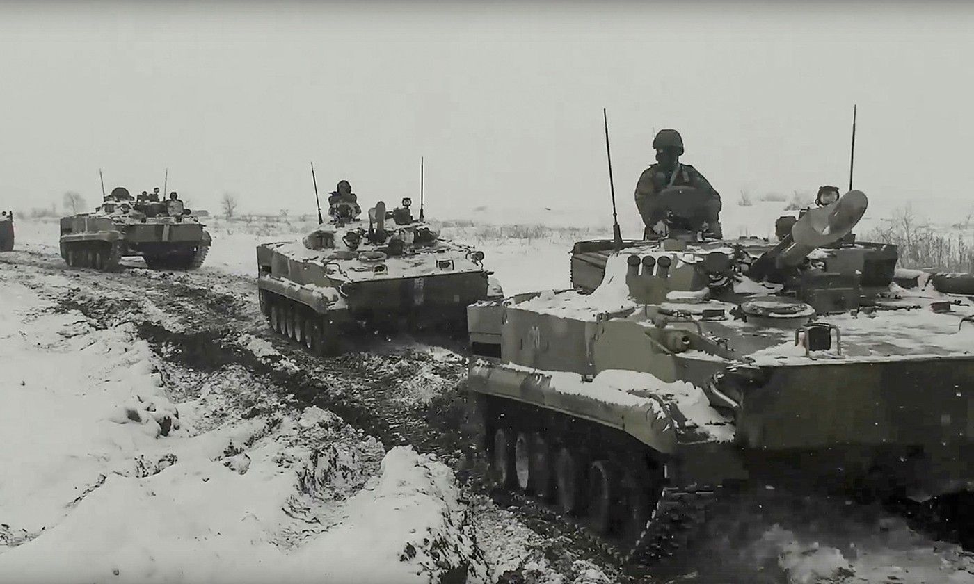 Errusiako armadako tanke batzuk ariketa militarrak egiten Rostov eskualdean, iazko urtarrilaren amaieran. EFE.