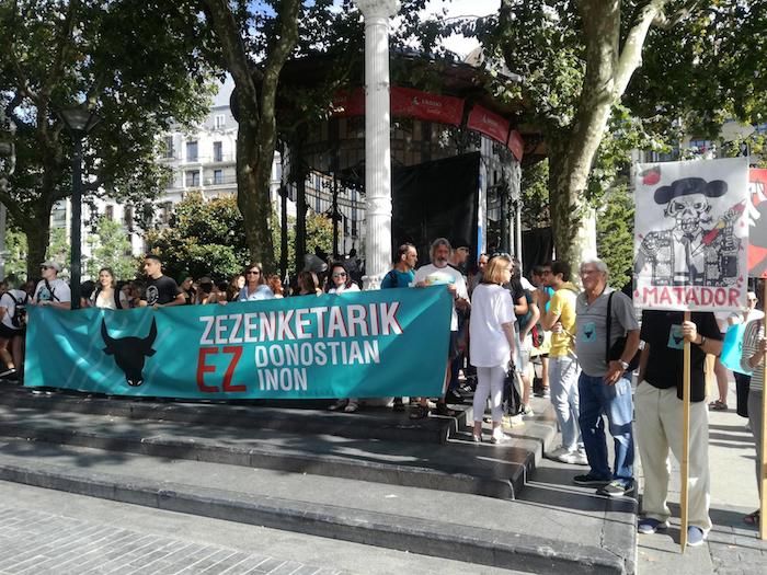 Zezenketen kontrako manifestazioa, gaur, Donostian.