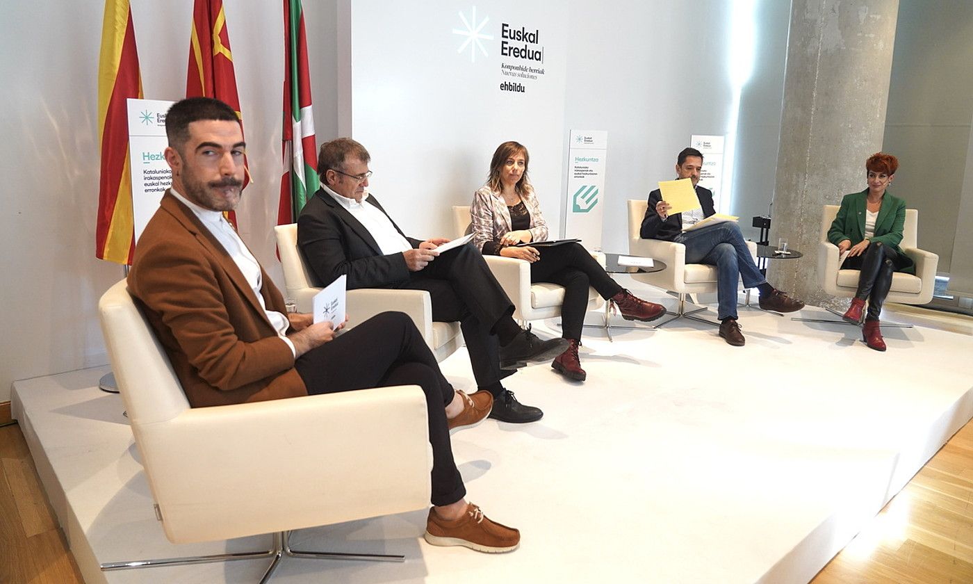 EH Bilduren hezkuntza konferentzian aritutako hizlariak. MONIKA DEL VALLE / FOKU. EH Bilduren hezkuntza konferentzian aritutako hizlariak. MONIKA DEL VALLE / FOKU.