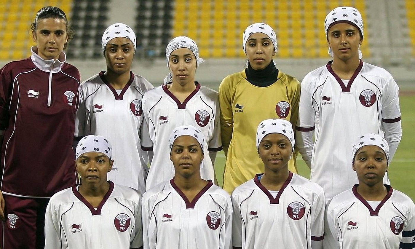 Qatarko emakumeen futbol selekzioko irudi bat. Hamabost partida ofizial baino ezin izan dituzte jokatu. BERRIA.