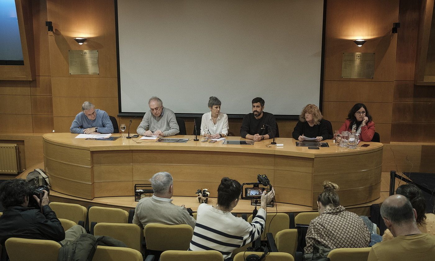 Donostialdeko ESIko zerbitzuburuek egindako agerraldia, atzo, Donostian. JON URBE / FOKU.