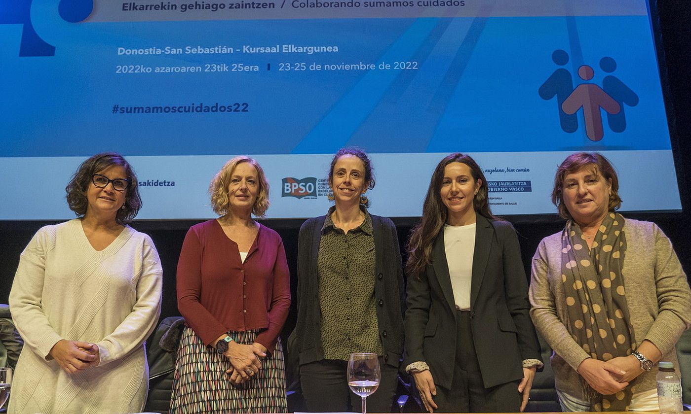 Itsaso Bengoetxea, Ana I. Rodriguez, Amaia Bacigalupe, Aintzane Orkaizagirre eta Maribel Romo, hitzaldiak hasi aurretik. ANDONI CANELLADA / FOKU. Itsaso Bengoetxea, Ana I. Rodriguez, Amaia Bacigalupe, Aintzane Orkaizagirre eta Maribel Romo, hitzaldiak hasi aurretik. ANDONI CANELLADA / FOKU.