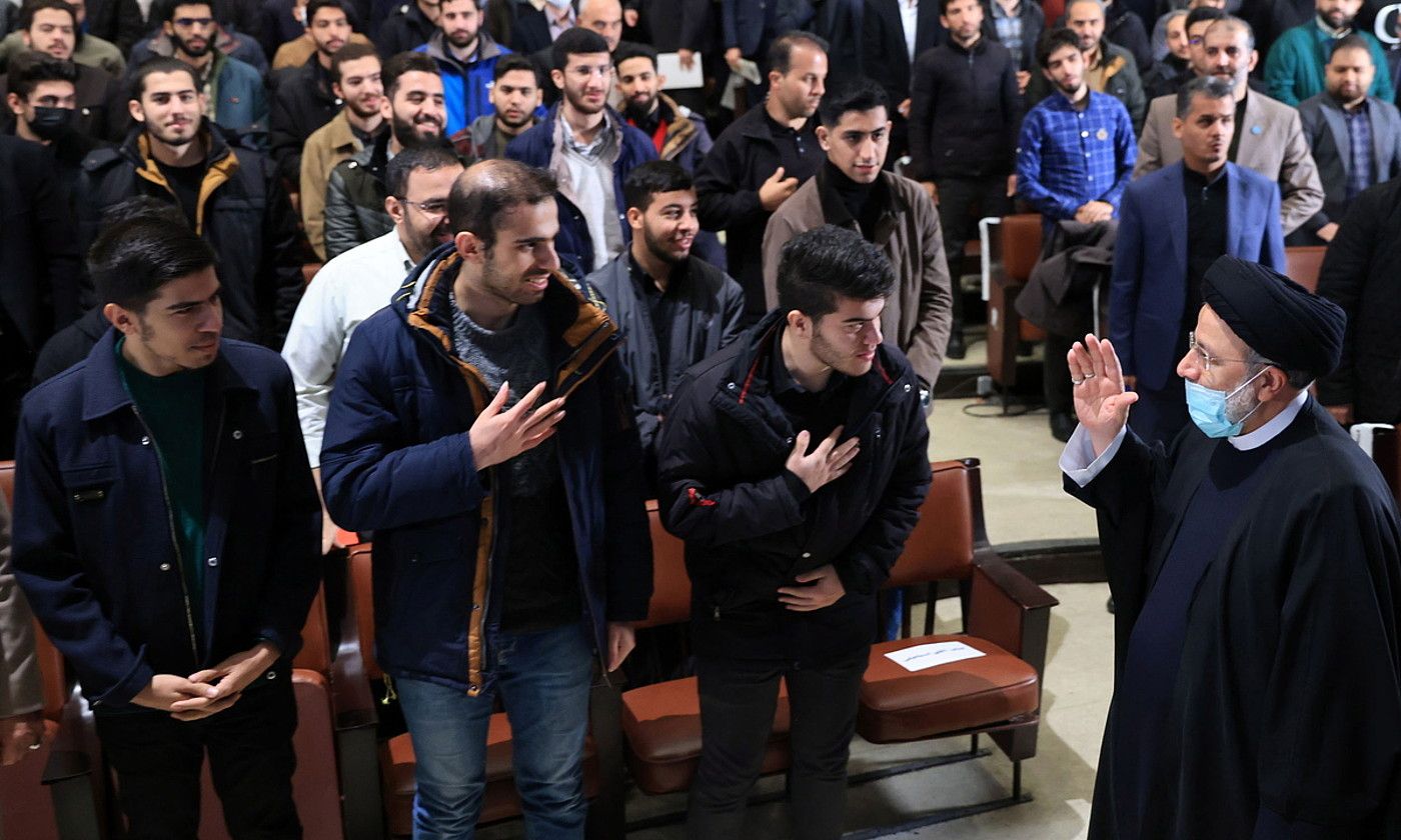Ebrahim Raisi Irango presidentea (eskuinean), herenegun, Teherango Unibertsitatean, Ikasle Egunaren ospakizunerako ekitaldi batean. EFE. Ebrahim Raisi Irango presidentea (eskuinean), herenegun, Teherango Unibertsitatean, Ikasle Egunaren ospakizunerako ekitaldi batean. EFE.