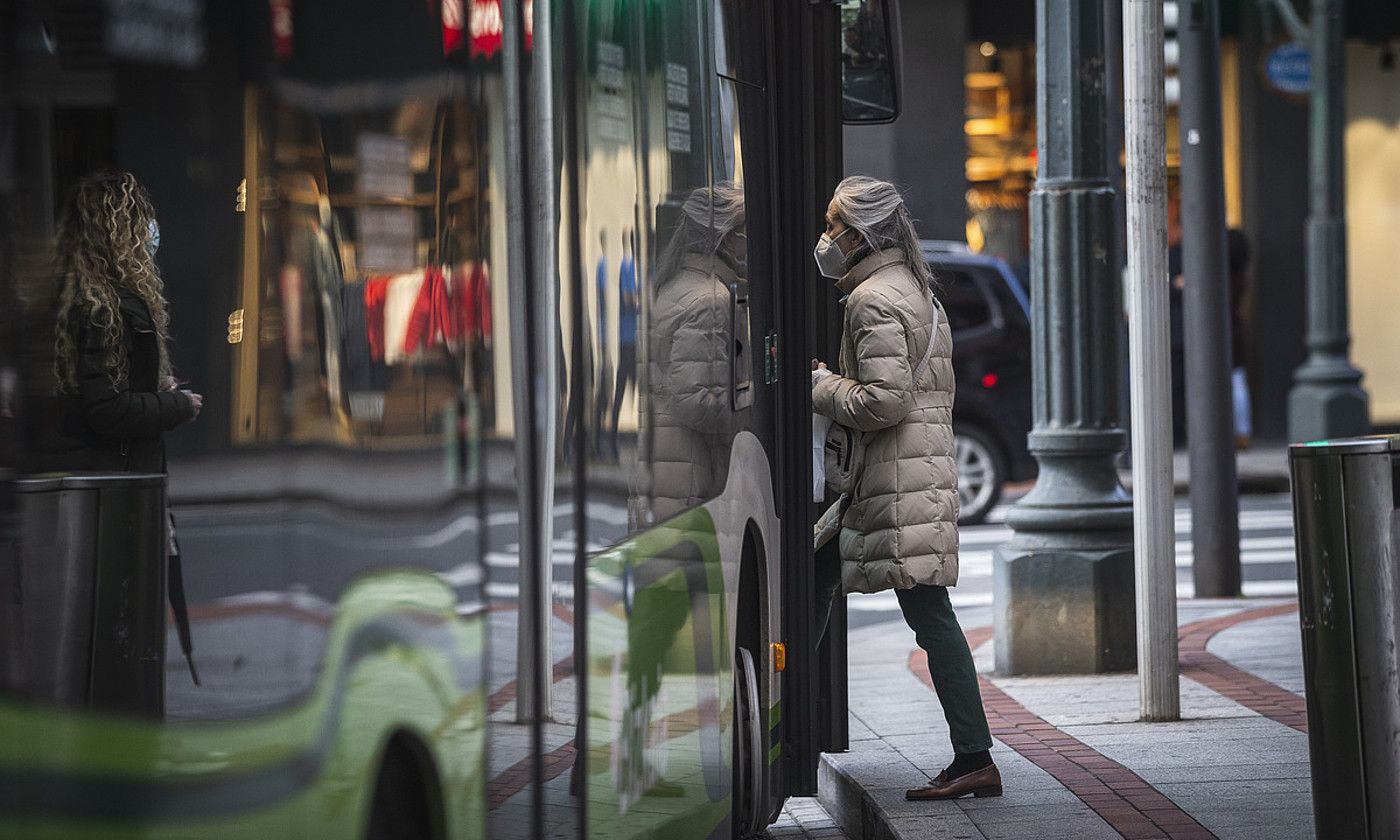 Andre bat autobusera sartzen, maskararekin. ARITZ LOIOLA / FOKU.