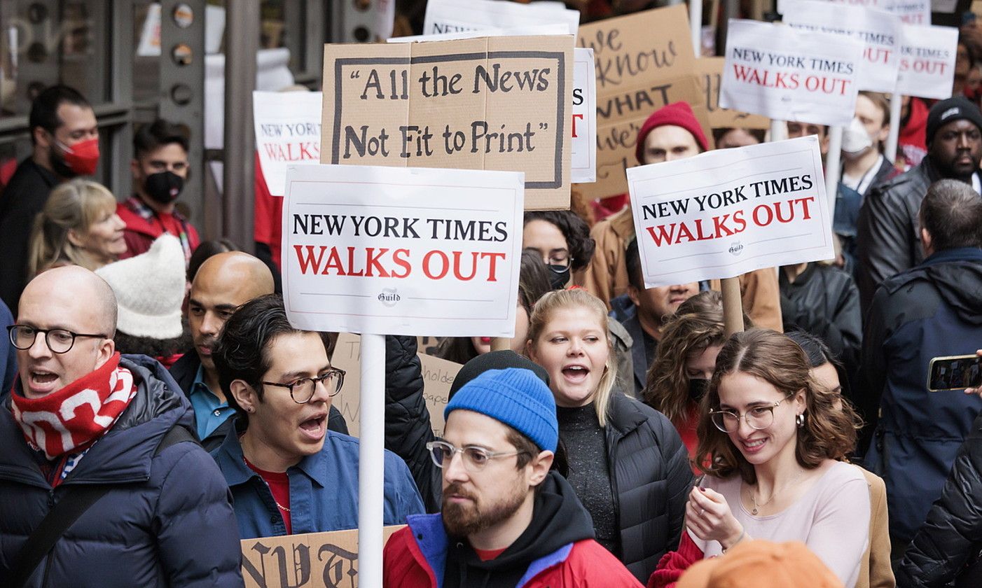 The New York Times egunkariko langileak protestan, herenegun, greba egunean. JUSTIN LANE / EFE.