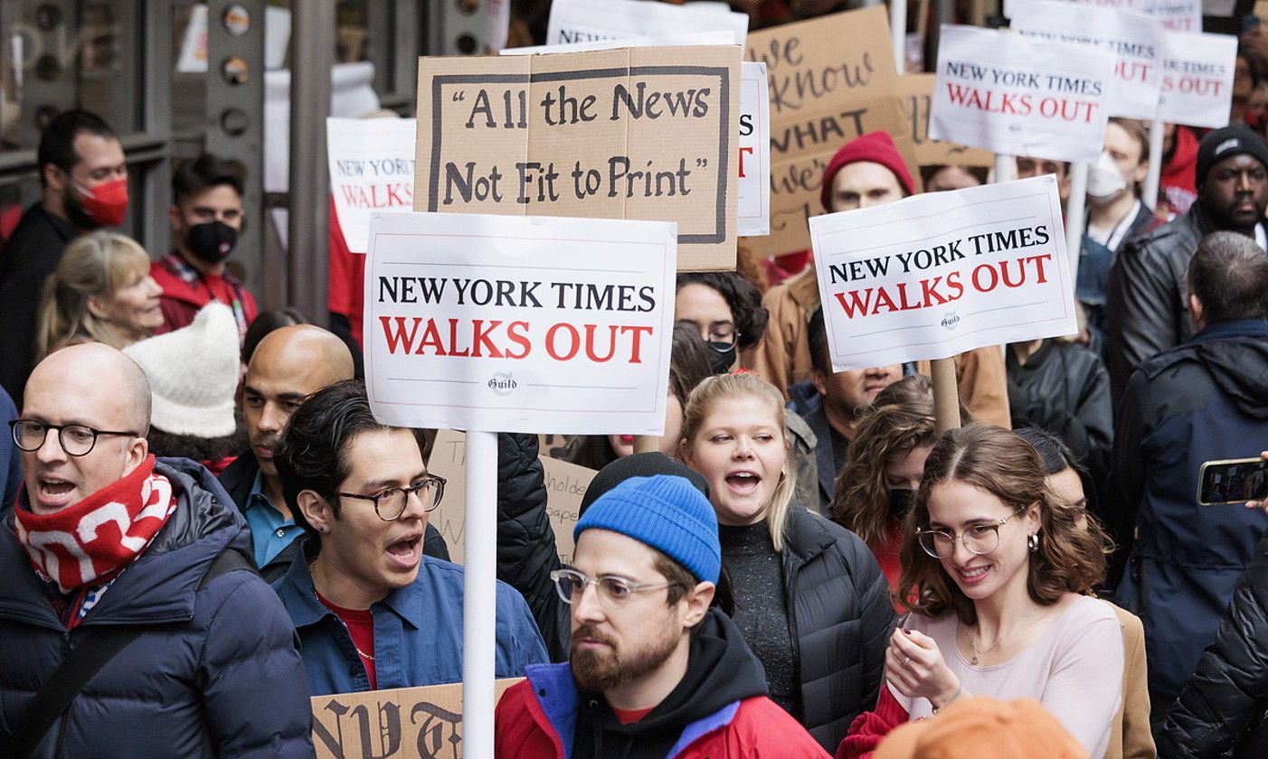 The New York Times egunkariko langileak protestan, herenegun, greba egunean. JUSTIN LANE / EFE. The New York Times egunkariko langileak protestan, herenegun, greba egunean. JUSTIN LANE / EFE.
