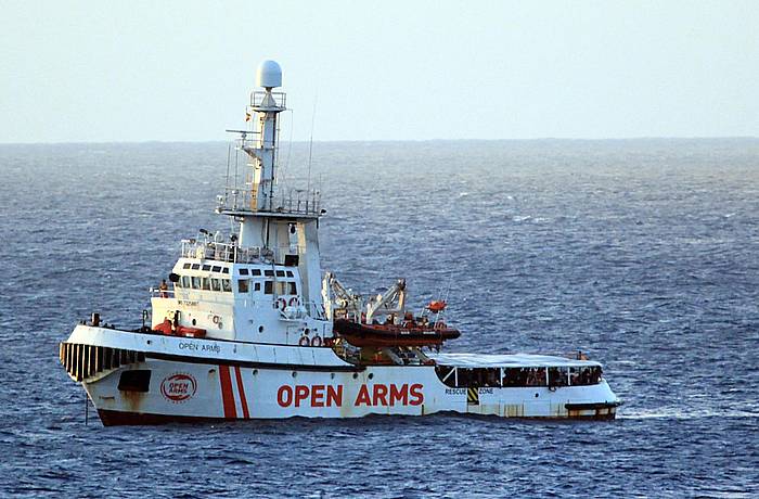 'Open Arms' ontzia, atzo, Lampedusa uhartearen hurbileko uretan. ELIO DESIDERIO, EFE