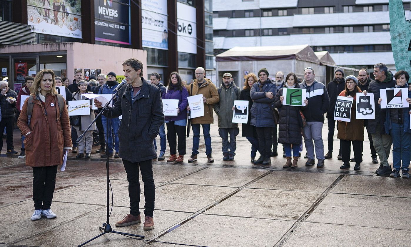 Katixa Agirre eta Imanol Epelde, agiria irakurtzen, eta kultur eragileak eta sortzaileak atzean, atzo, Landakoren kanpoaldean. ARITZ LOIOLA / FOKU.