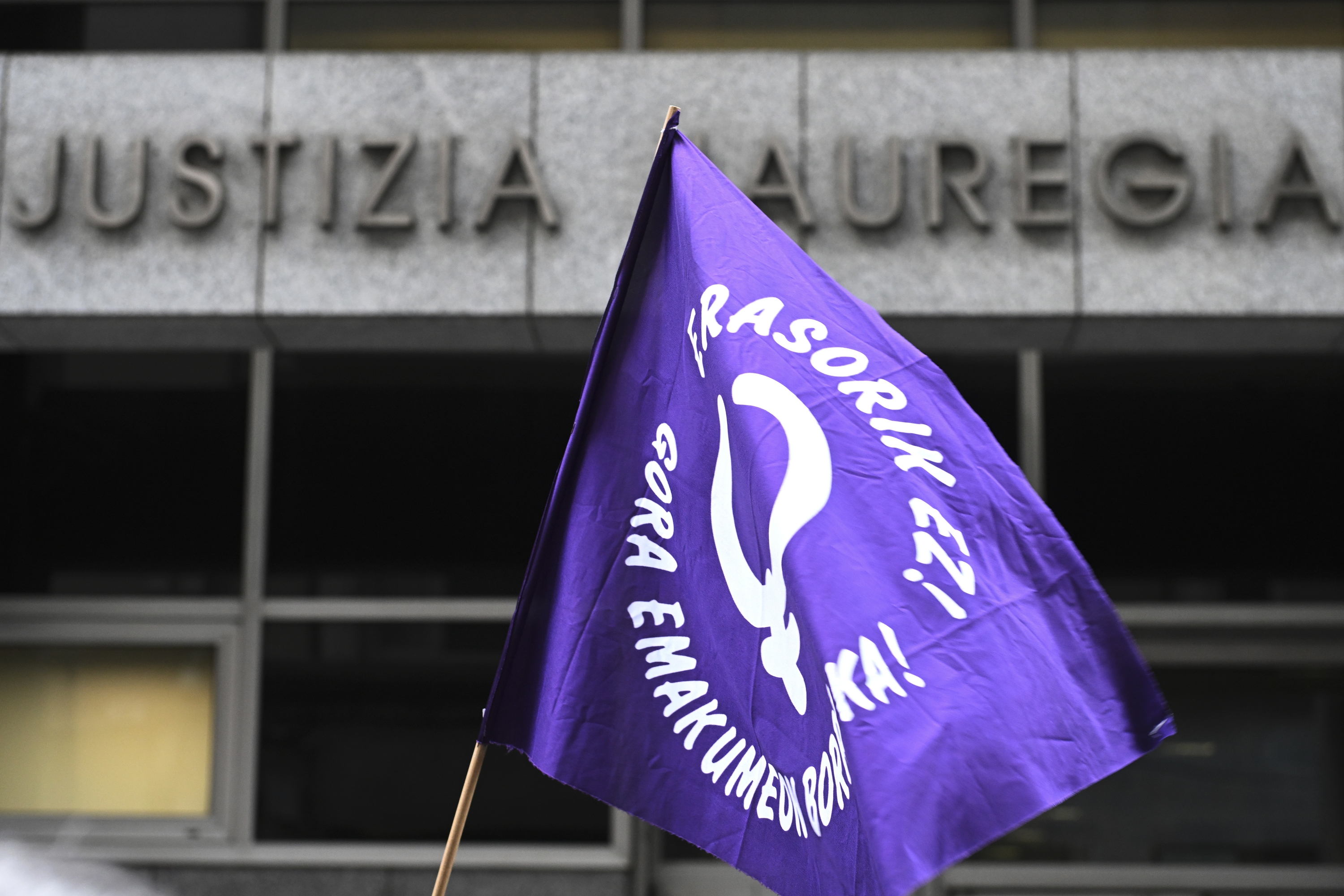  Mugimendu feministaren banderola bat, Bilboko epaitegien aitzinean, artxiboko irudi batean.  MIKEL MARTINEZ DE TRESPUENTES / FOKU
