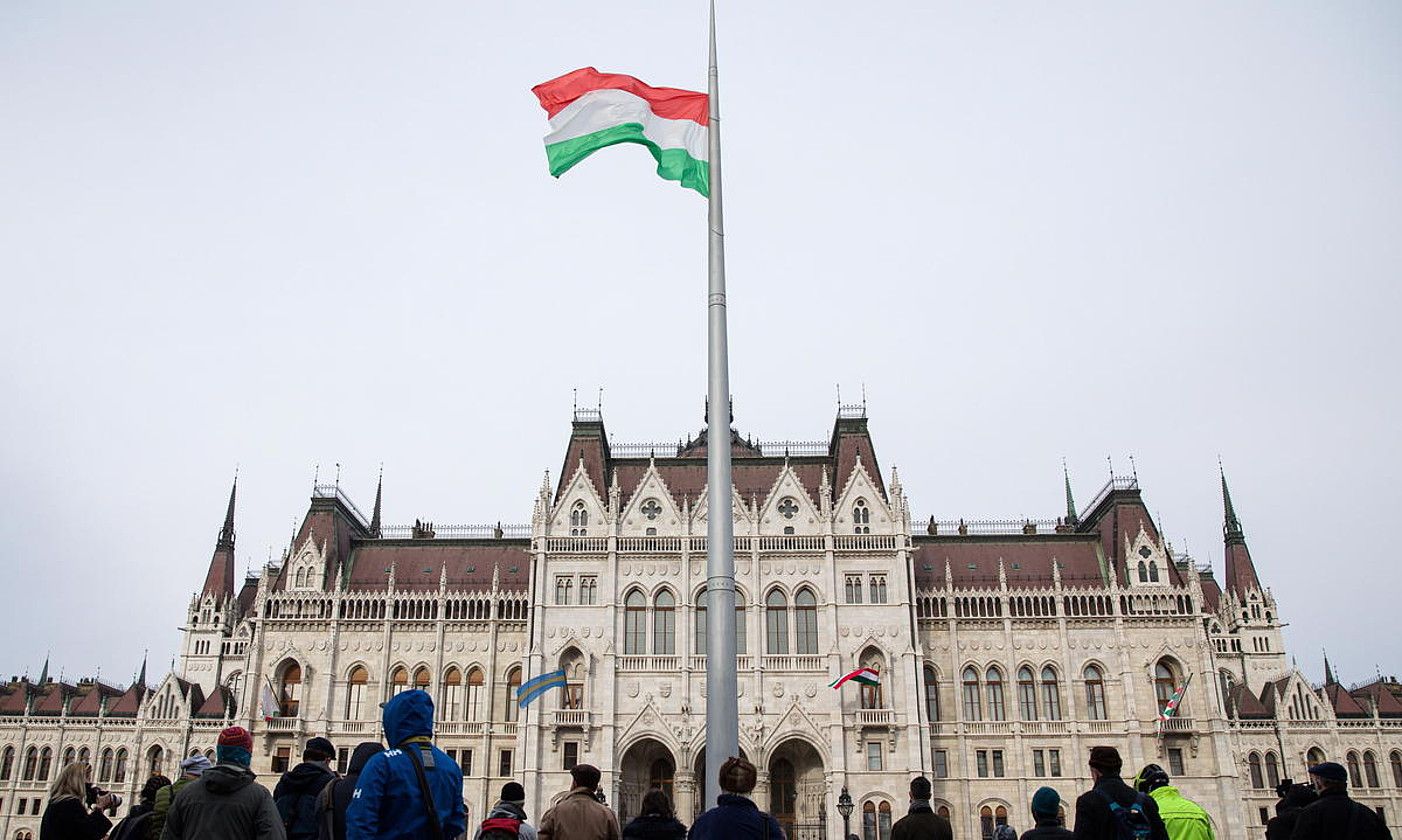 Herritar batzuk Hungariako Parlamentuaren egoitzaren kanpoaldean, joan den martxoan. BALAZS MOHAI / EFE.