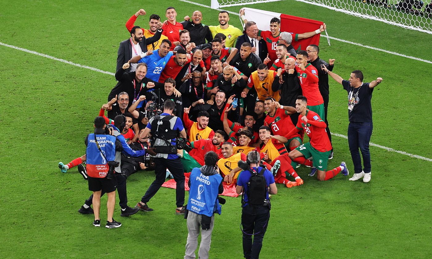 Marokoko selekzioko futbolariak, finalerdietarako sailkatu ostean. ABEDIN TAHERKENAREH / EFE. Marokoko selekzioko futbolariak, finalerdietarako sailkatu ostean. ABEDIN TAHERKENAREH / EFE.