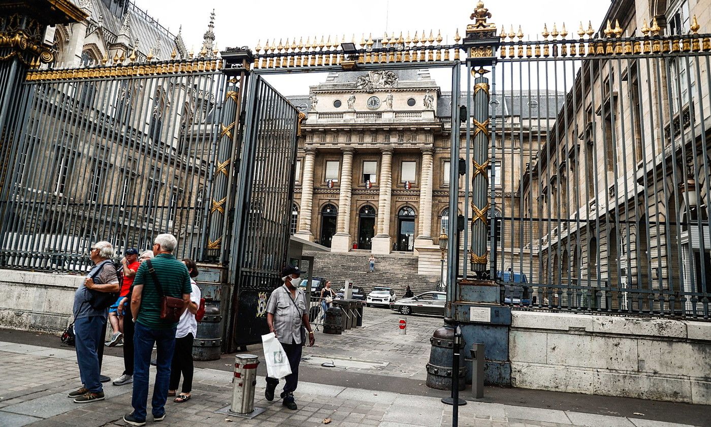 Parisko justizia jauregian egin dute epaiketa. MOHAMMED BADRA / EFE. Parisko justizia jauregian egin dute epaiketa. MOHAMMED BADRA / EFE.