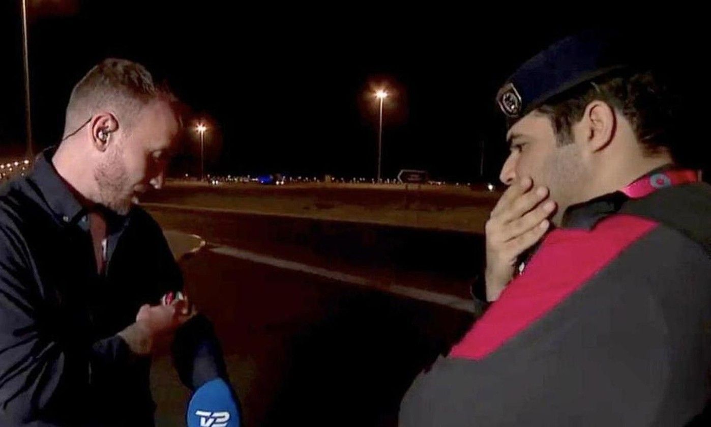John Pagh Danimarkako kazetaria besokoarekin, Poliziak kentzea agindu zion unean. BERRIA. John Pagh Danimarkako kazetaria besokoarekin, Poliziak kentzea agindu zion unean. BERRIA.