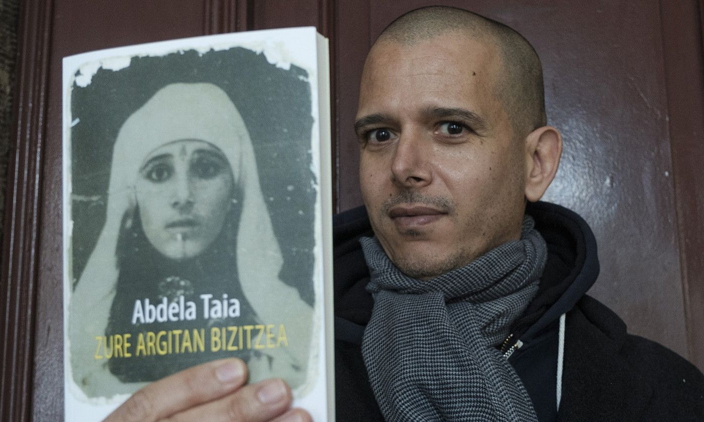 Abdela Taia idazle marokoarra, Patxi Zubizarretak euskarara ekarritako Zure argitan bizitzea bere laugarren lanarekin. JON URBE / FOKU. Abdela Taia idazle marokoarra, Patxi Zubizarretak euskarara ekarritako Zure argitan bizitzea bere laugarren lanarekin. JON URBE / FOKU.