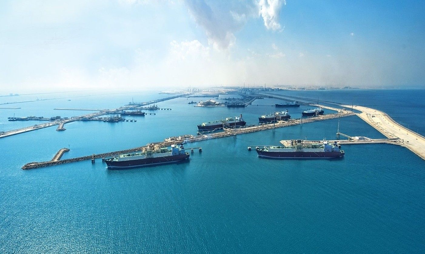 Gasontziak gas natural likidotua kargatzen, Golkoko uretan, Qatarren. QATARGAS. Gasontziak gas natural likidotua kargatzen, Golkoko uretan, Qatarren. QATARGAS.