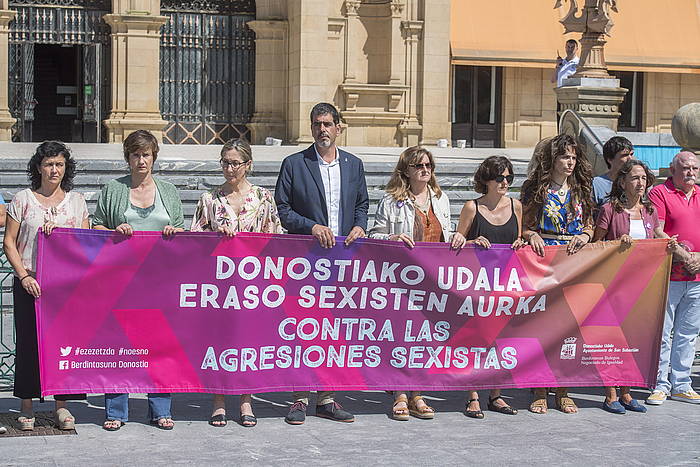 Donostiako Udalak sexu erasoen kontra deitutako elkarretaratzea, joan den astean, hiriko udaletxearen parean. GORKA RUBIO, FOKU