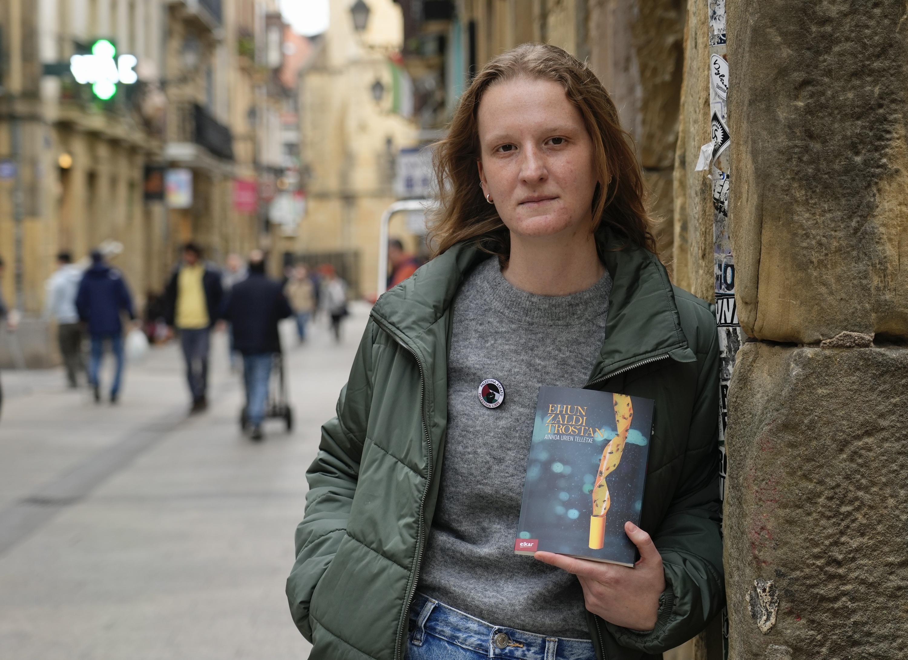 Ainhoa Urien idazlea, Donostian, liburua eskuan duela. ANDONI CANELLADA / FOKU