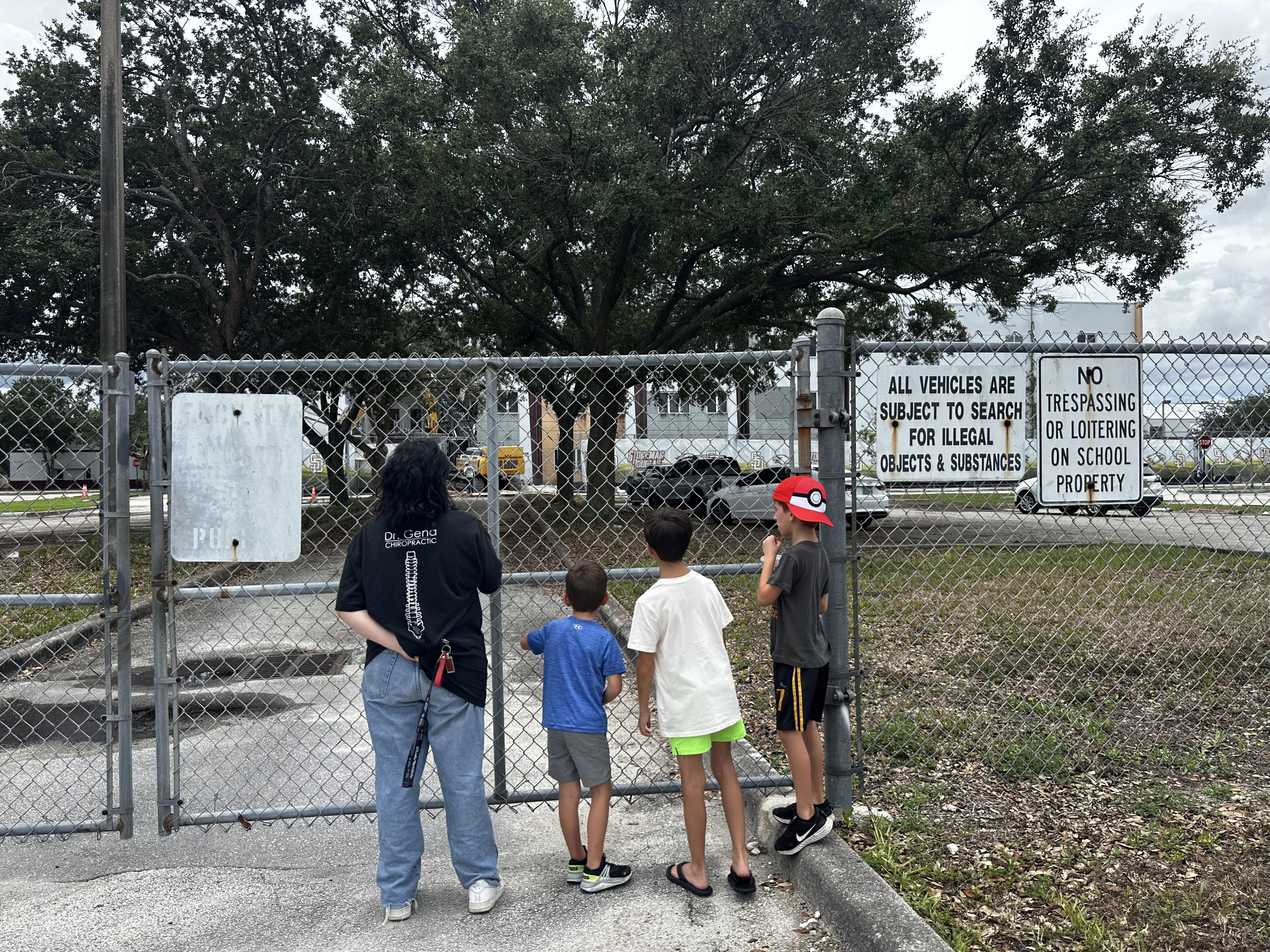 Ama bat eta hiru haur eskola baten kanpoaldean, Floridan (AEB), artxiboko irudi batean. ALICIA CIVITA / EFE