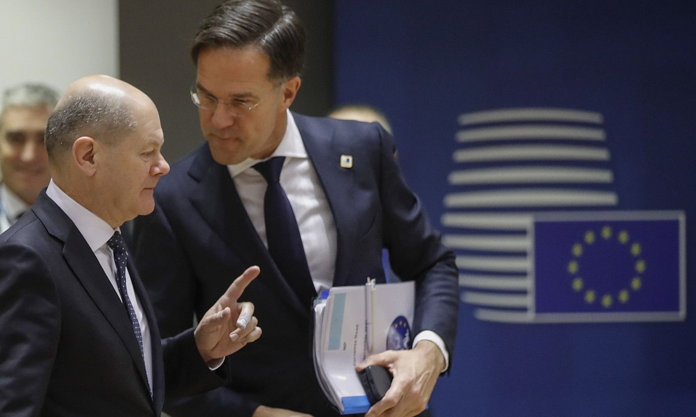 Olaf Scholz eta Mark Rutte, atzo, Bruselan. OLIVIER. HOSLET / EFE.